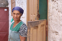 Zu Besuch in einem Familienhaus im Ribeira da Torre Tal