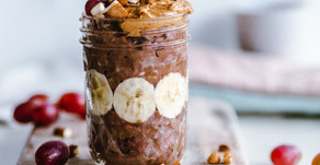 Gezond chocolade havermout ontbijt met bessen