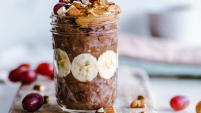 Gezond chocolade havermout ontbijt met bessen
