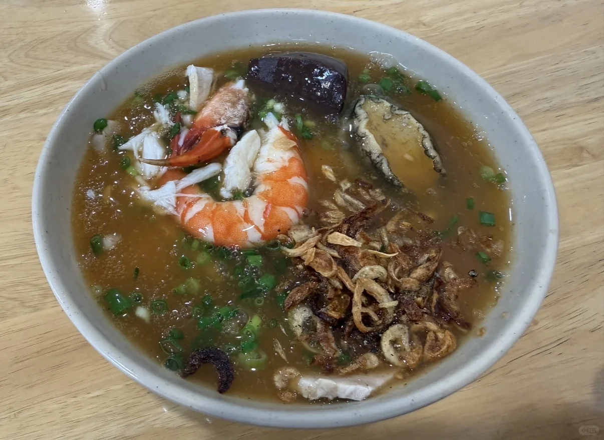A bowl of bánh canh with assorted toppings.