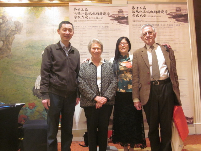 Sur la photo nous le voyons à Wuhan avec madame le Pr. Quan Hong responsable du Master, Lui Hui un physicien et Ginette lors de la célébration en avril 2018 des 15 ans du Master.