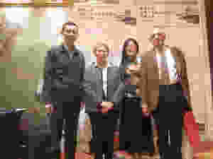 Sur la photo nous le voyons à Wuhan avec madame le Pr. Quan Hong responsable du Master, Lui Hui un physicien et Ginette lors de la célébration en avril 2018 des 15 ans du Master.