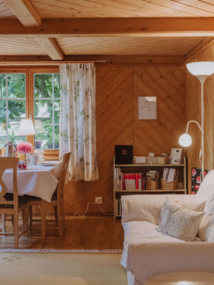 Bed and Breakfast im Torkelbongert
Fläsch Graubünden
Schlafzimmer
Badezimmer
Wohnzimmer
Frühstücksnische
Gartenterrasse