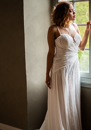 Future mariée lors d’un essayage de robe à Toulouse