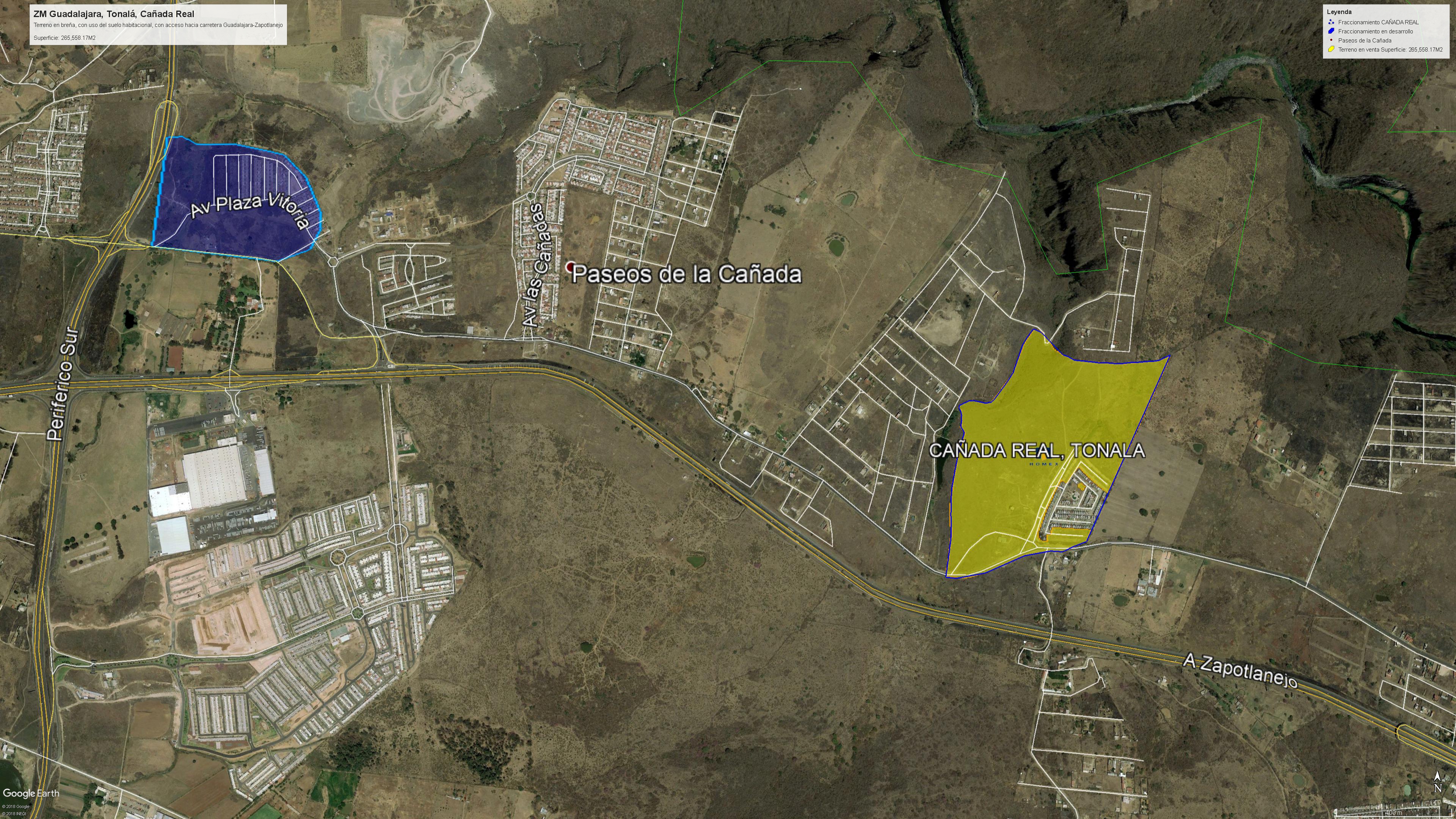 La escala de Cañada Real marcó mi evaluación y su promoción comercial con Homex: 256,961.25 m² de suelo en breña, equivalentes a 25.70 hectáreas, próximos a la carretera Guadalajara–Zapotlanejo, a la altura de El Vado. Trabajé con una reserva de uso habitacional cuya dimensión permitía plantear un desarrollo de vivienda media y residencial, no solamente la venta de lotes aislados.
La conectividad regional era uno de sus atributos, pero la proximidad a una carretera debía distinguirse de un acceso efectivamente resuelto. La promoción manejó una distancia aproximada de 100 metros y el catálogo señaló 130 metros; ambas distancias formaban parte de los materiales de promoción y expresaban dos maneras de medir la proximidad al corredor regional. La lectura del borde urbano, la continuidad de las vialidades y la relación con los sectores ya ocupados daban sentido a la evaluación del predio.
El precio de promoción fue de $76,318,000 MXN.