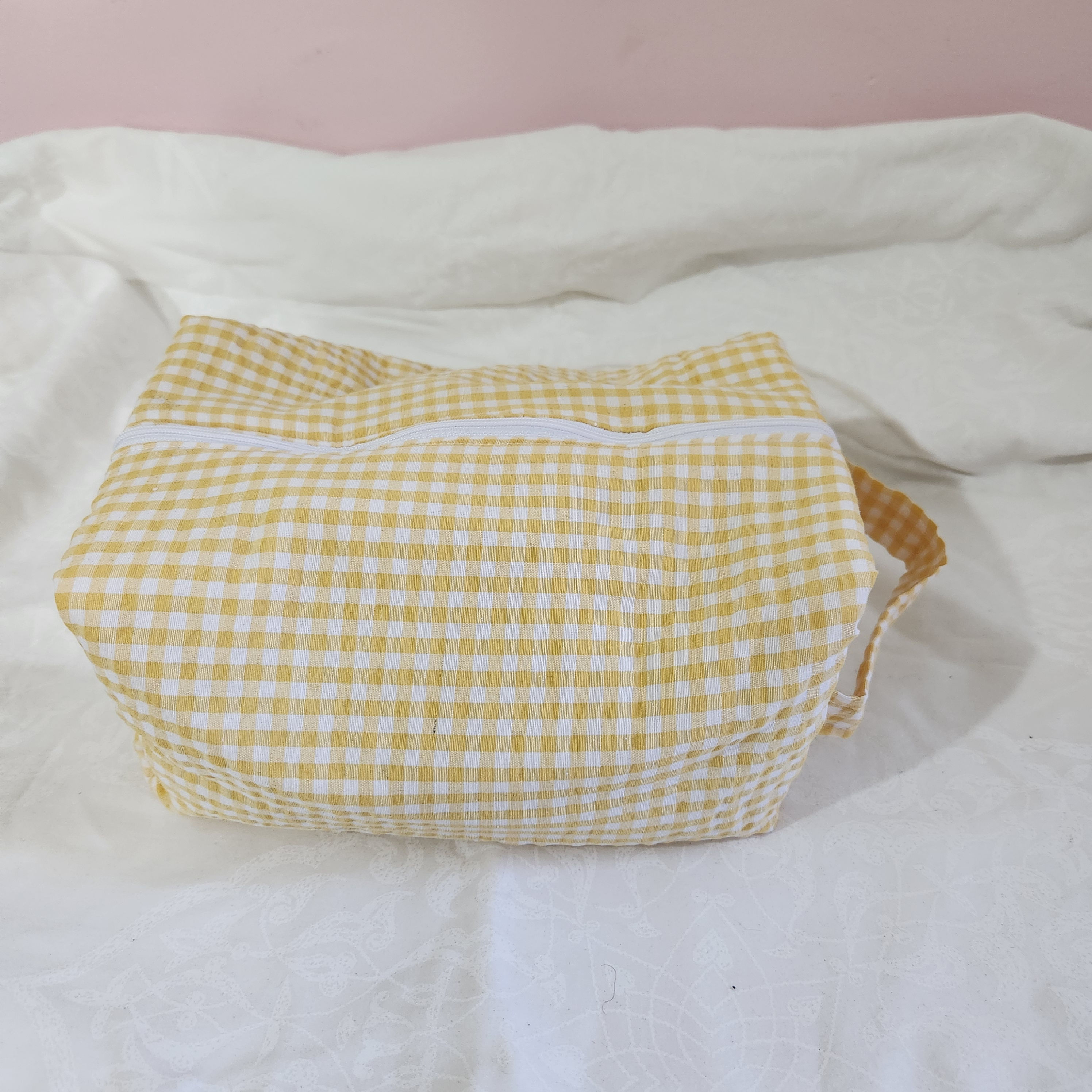 תיק רחצה צהוב משובץ