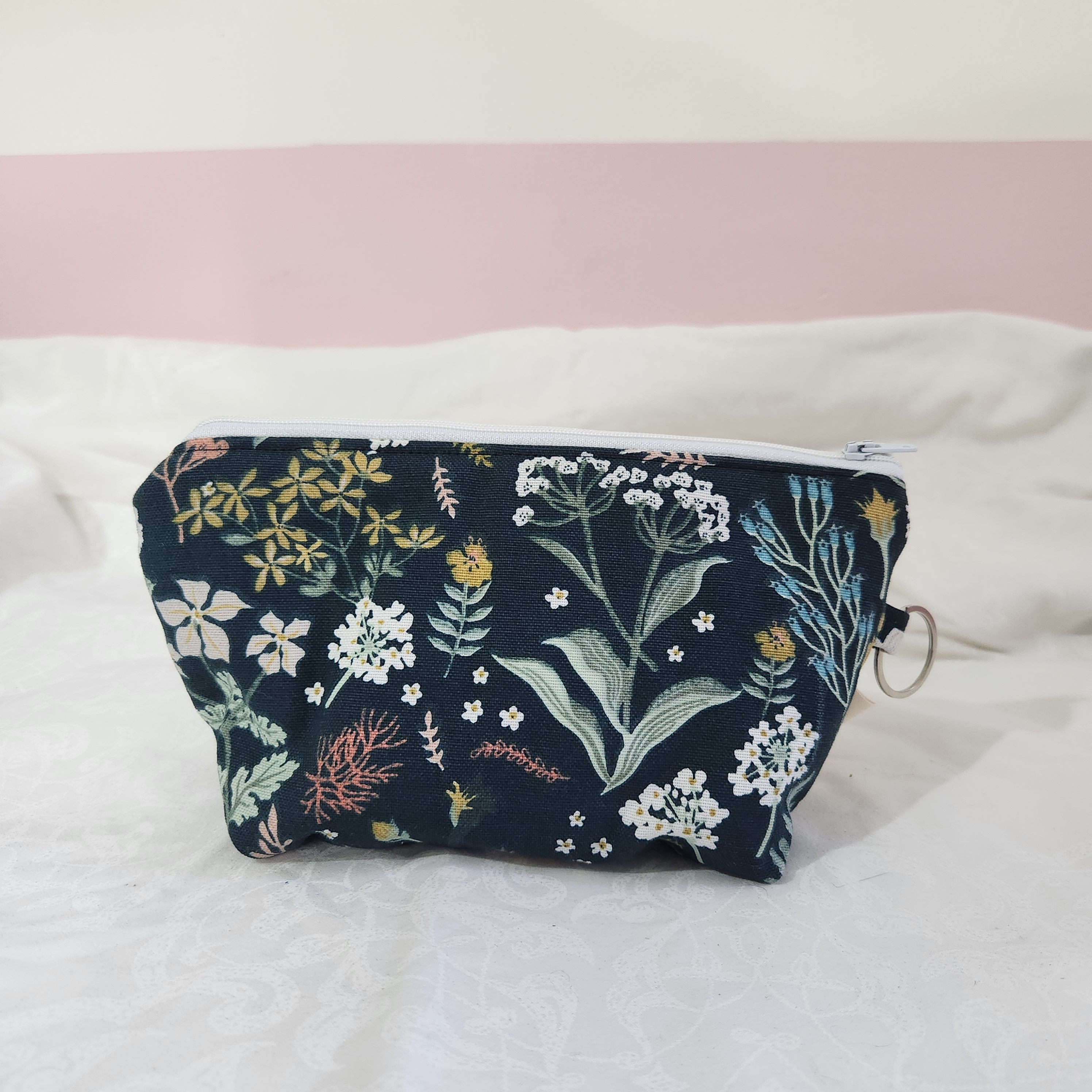 תיק איפור בינוני שחור פרחים