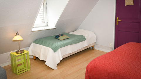 Chambre d’hôtes à Colmar, avec un grand lit et canapé