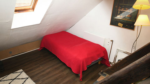 Chambre élégante d’un gîte en exploitation viticole à Colmar, idéale pour un séjour en Alsace.