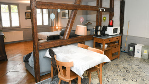 Espace de vie confortable dans un gîte en Alsace, situé dans une exploitation viticole.