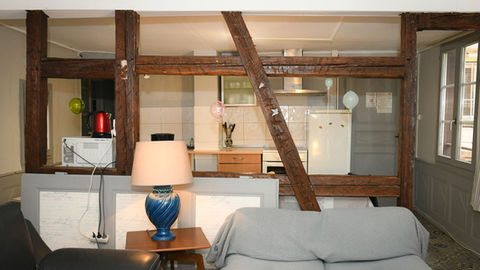 Salon spacieux et lumineux d’un gîte à Colmar, avec canapé confortable et décoration alsacienne