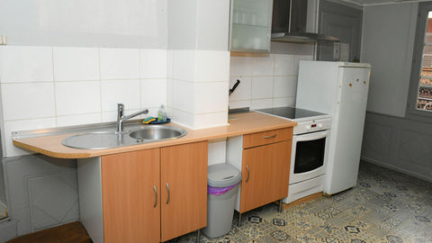 Espace cuisine fonctionnel d’un gîte en Alsace, idéal pour un séjour en autonomie.