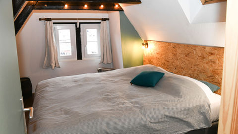 Chambre élégante d’un gîte en exploitation viticole à Colmar, idéale pour un séjour en Alsace