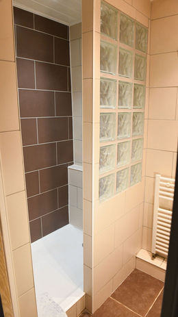 Salle de bain moderne avec douche à l’italienne, située dans un gîte en vieille ville de Colmar