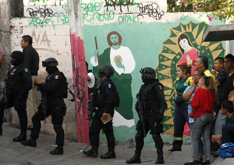 Entre fe y policías