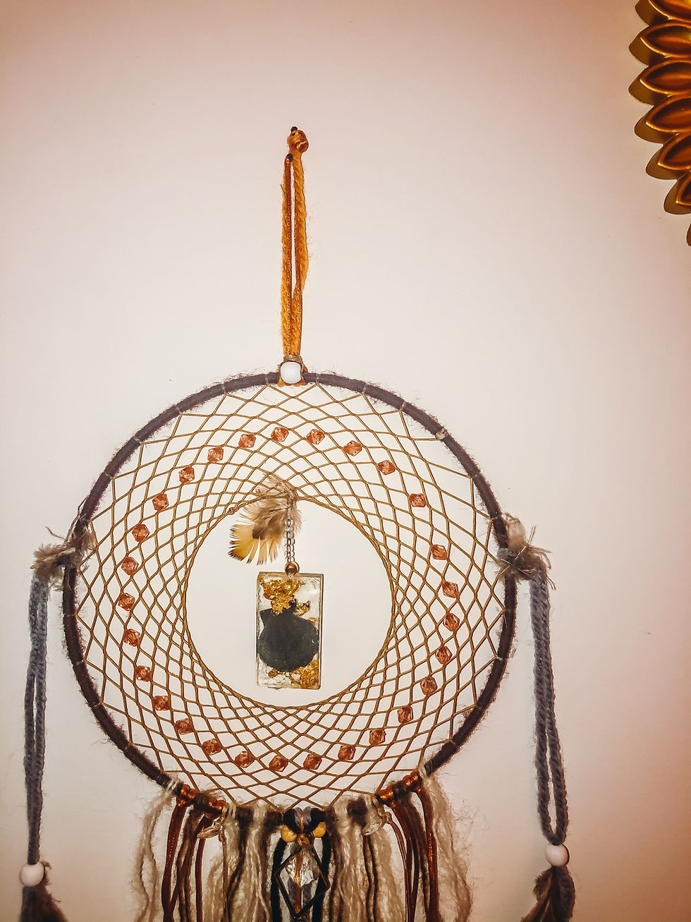 Miniatura: Acchiappasogni con pendente in resina conchiglia e foglia d’oro 
