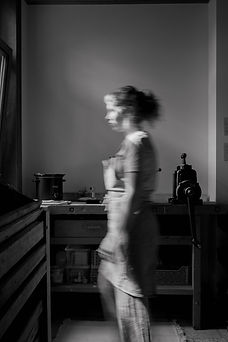 Isabel aan haar werkbank in haar juwelenatelier, midden in een beweging
