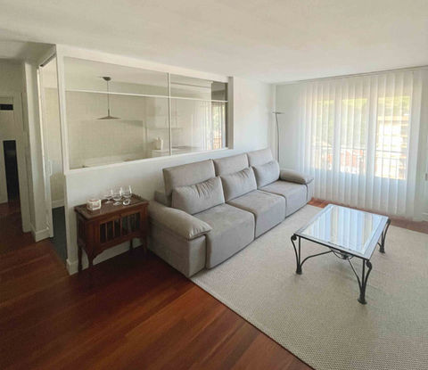 salon decorado con separador metalico