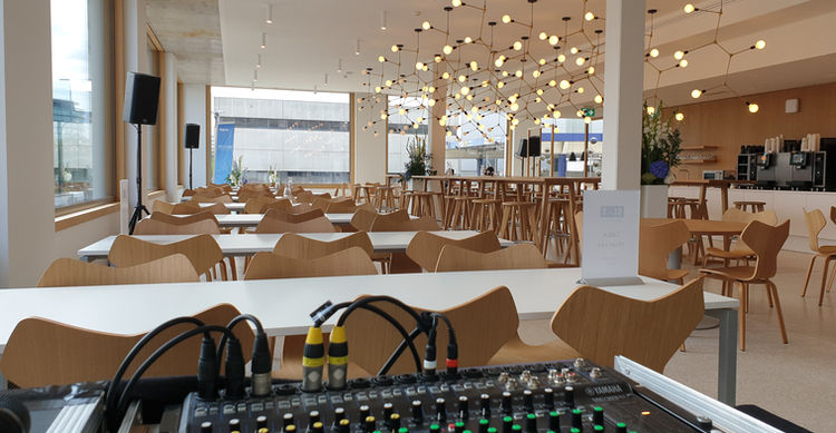 Moderne Konferenzraum-Ausrüstung, Tonmischer im Vordergrund