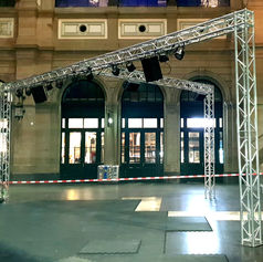 Beleuchtungsanlage im historischen Gebäude: professionelle Eventtechnik24 Dienstleistungen.