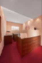 Fendi Caffè dentro da pop-up em Xangai, com balcão de madeira, cardápio minimalista e ambiente integrado à experiência da marca.