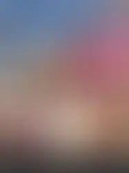 Pop-up da Fendi em Xangai com fachada rosa e roxa revestida de lantejoulas, integrada à paisagem urbana da rua.