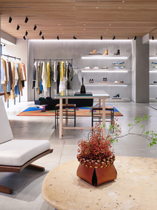Espaço comercial da Loewe com ambientação sensorial, presença estética e narrativa visual refinada.