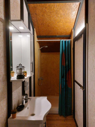 uzey Ege premium kamp alanı şık banyo lavabosu ve duş kabini.