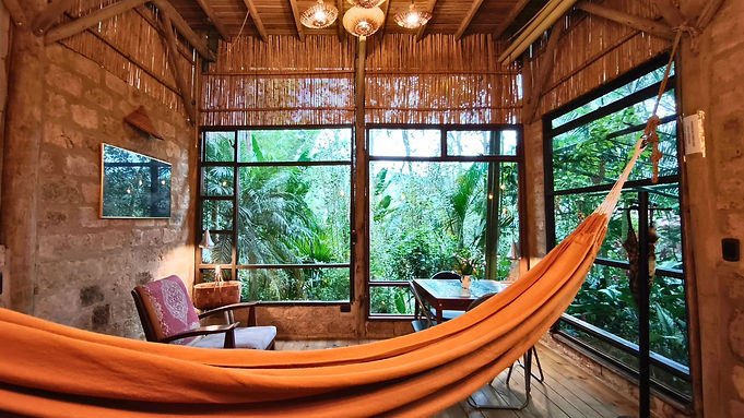 Hamaca dentro de la cabaña.jpg