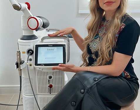 Mulher representando tratamentos dermatológicos e estéticos para o rosto