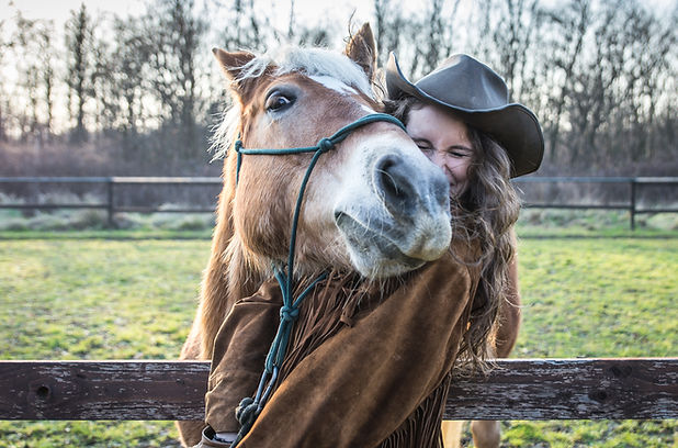 Teen with Horse - AdobeStock_94293903.jp