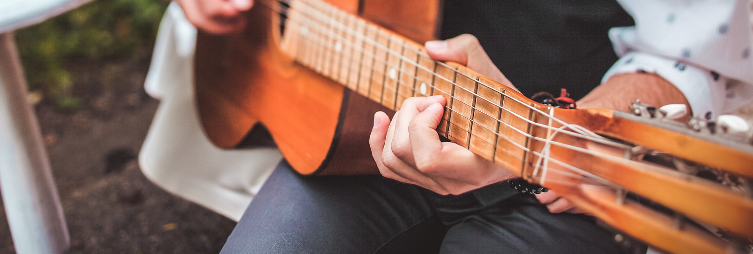 Gesang und Musik mit Gitarre bei einer Hochzeit