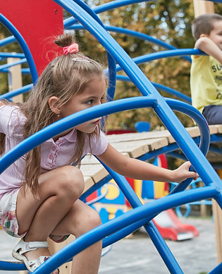 놀이터에서 어린이 