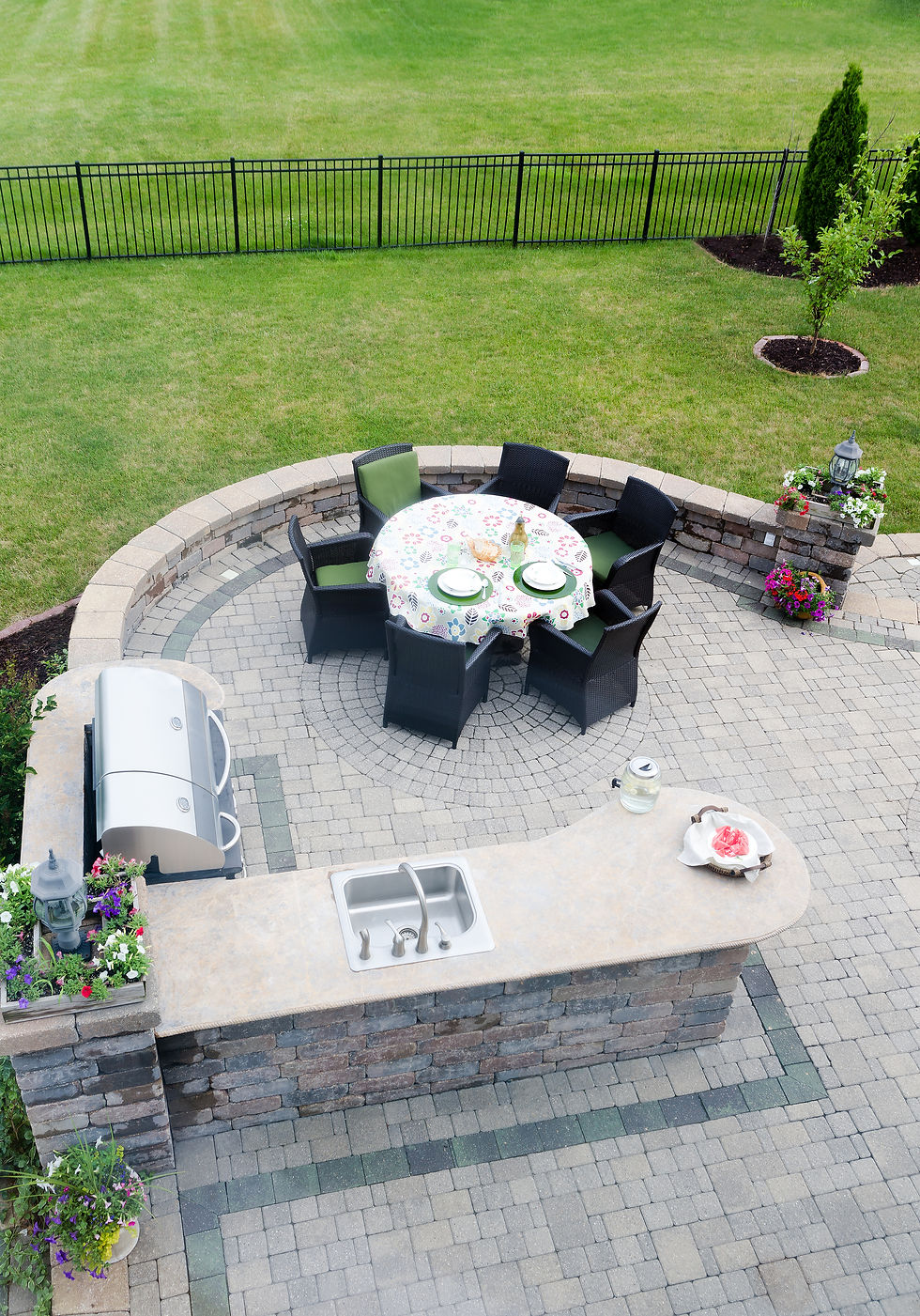 OUTDOOR KITCHEN & DINING