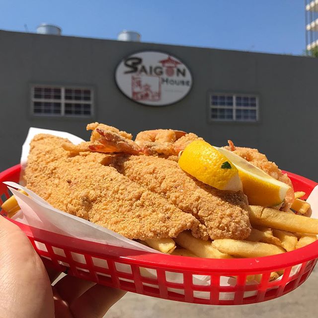 Fried fish and shrimp basket! Light and crunchy batter served with cocktail and t