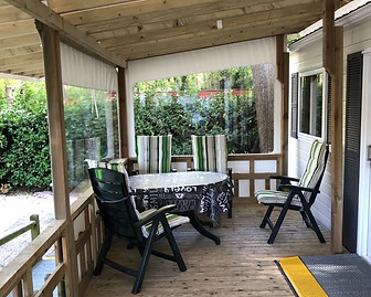 Chalet veranda binnenkant en opritje sch
