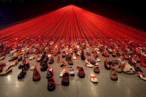 secret d'art, anecdote insolite, décrypter une oeuvre, grands mouvements artistiques peinture, histoire de l art, analyse etude d une oeuvre d art, comment identifier les mouvements artistiques, chiharu shiota, chaussures art, perspectives, art contemporain