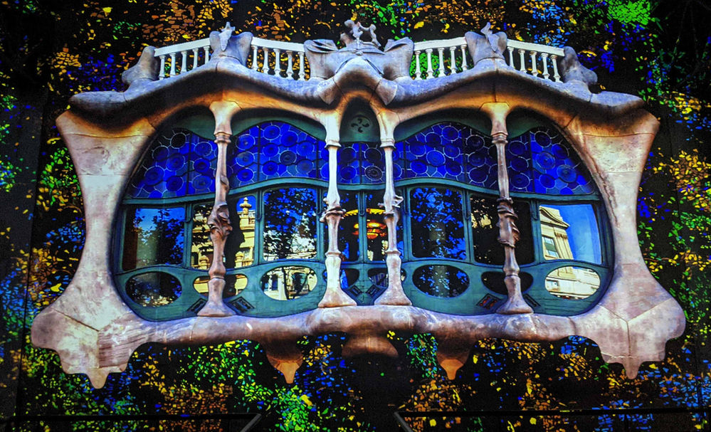Expo Gaudi A L Atelier Des Lumieres