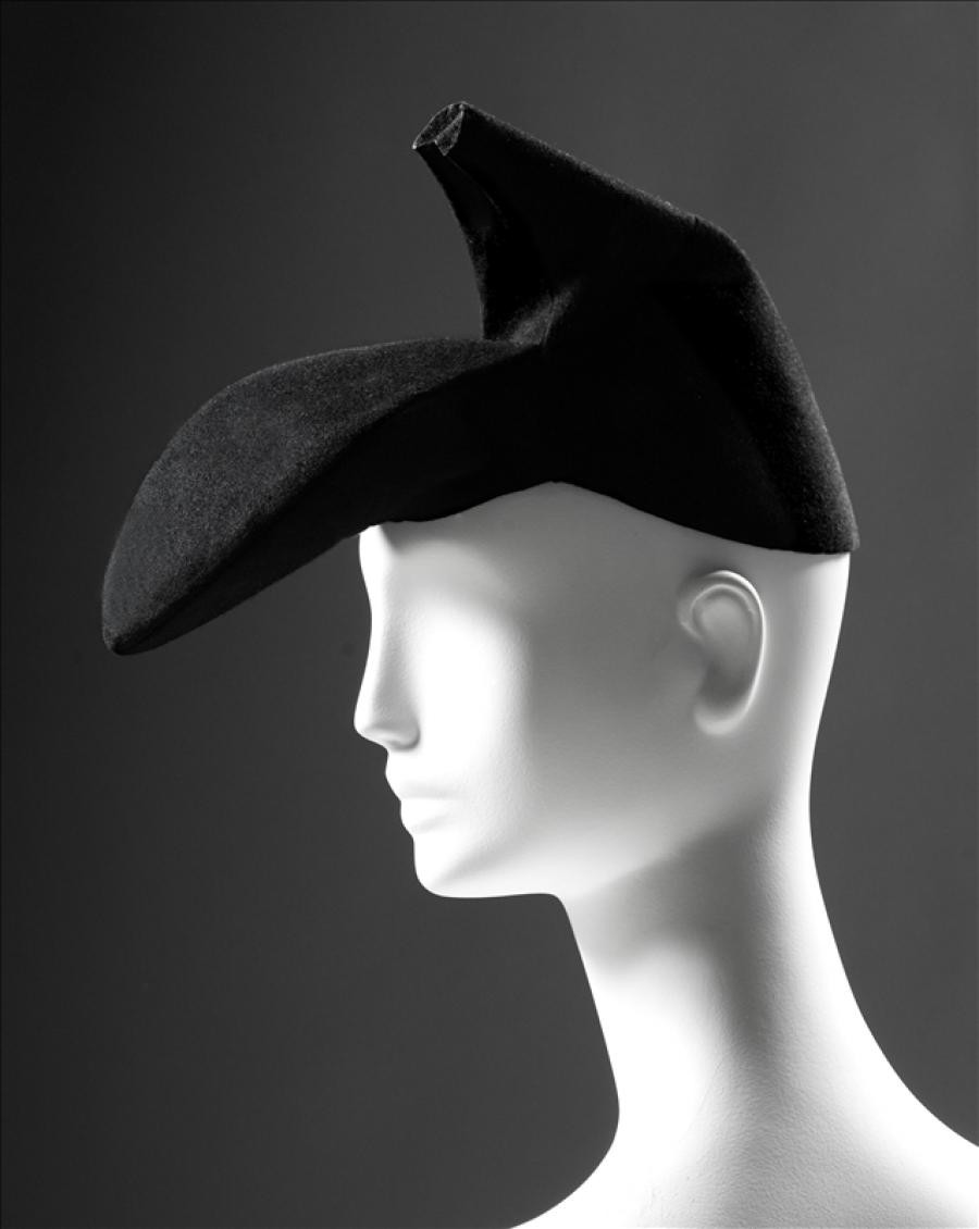 secret d'art, anecdote insolite, décrypter une oeuvre, grands mouvements artistiques peinture, histoire de l art, analyse etude d une oeuvre d art, comment identifier les mouvements artistiques, chapeau chaussure dali, gala, schiaparelli, mode, fashion, feutre noir, accessoire de mode, chaussure art, chaussure dali, surréalisme