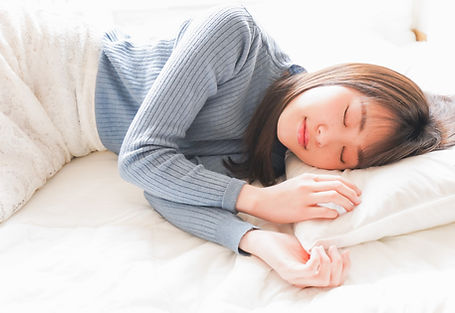 寝ている女性