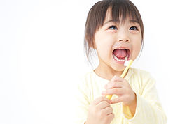 歯ブラシを持つ女の子