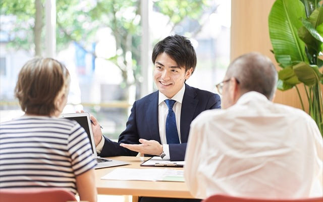 相談する老夫婦