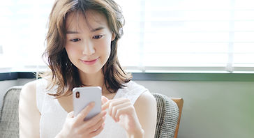 スマートフォンを見る女性