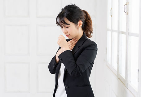 喉が痛い女性