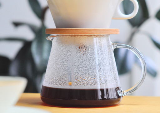 El café debe ser negro como la noche y dulce como el amor