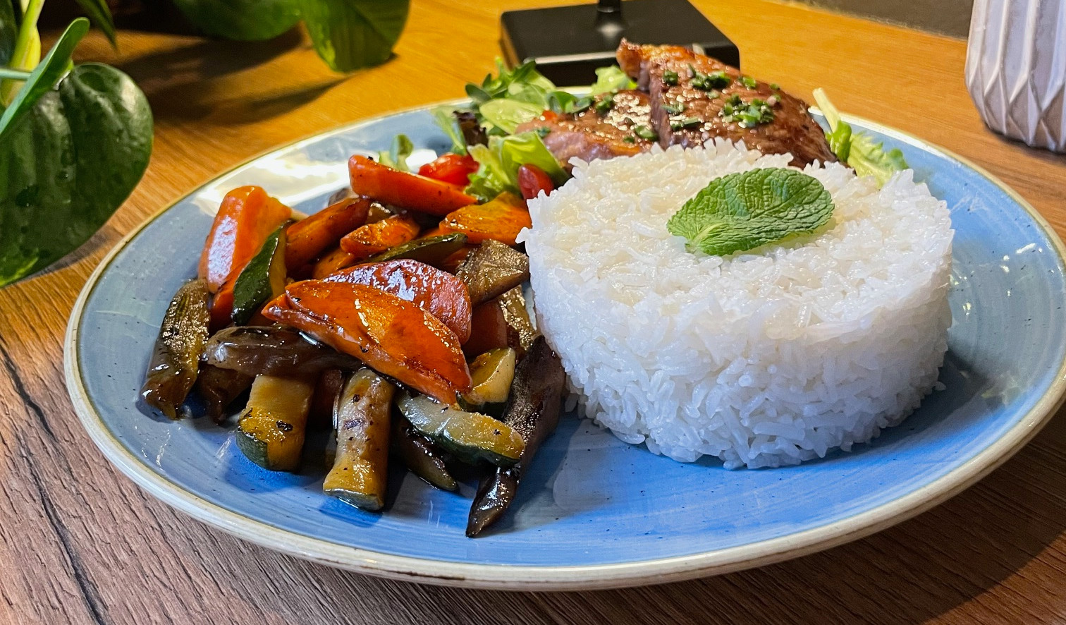 piatto di riso bianco, verdure e picanha messicana