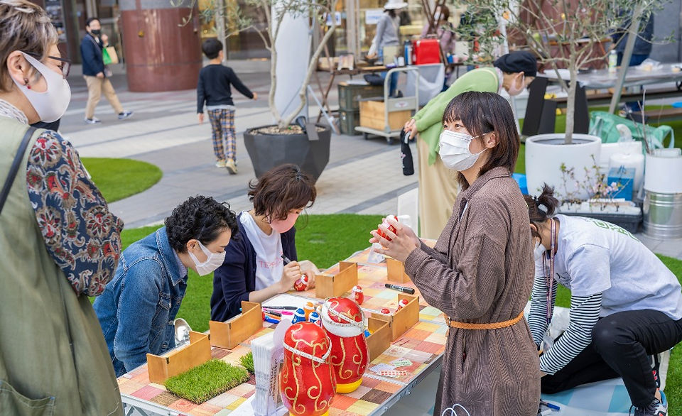 お客様も伝統的な三原だるまに興味津々