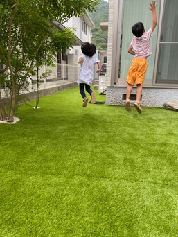 人工芝　庭　子供　雑草