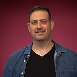 יהונתן דורון
איש חינוך, יועץ משפחתי ומנחה הורים, סופר, מרצה בינלאומי ומוזיקאי
"אנחנו השינוי, הילדים הם התקווה"
כל מה שילד צריך
יהונתן דורון
ההרצאה מתאימה לצוותי ההוראה ולהורים.
מה הם הדברים הכי חשובים שילדים ונוער צריכים? איך מצליחים להגיע לכל ילד ולייצר שינוי במסגרת החינוכית הקיימת? מה עומד מאחורי המשפט –"כל מה שילד צריך- זה מבוגר אחד שיאמין בו"? מהם אותם "האויבים הגדולים" של החינוך וההורות בישראל 2021? האם יש לנו שליטה, בתור הורים ואנשי חינוך, על אושר ילדינו?
ההרצאה שהגיעה ל-TED העולמית!
הרצאתו הסוחפת והמרגשת של יהונתן דורון מעניקה חוויה מעצימה ומחזקת לאנשי חינוך והורים כאחד, מלאת רגש, הומור וכאב , ועשירה בהשראה חינוכית ואנושית כאחד.
בהרצאה יהונתן יחשוף את סיפורו האישי, על הדרך מילדות בבסיסים של חיל האוויר כבן לאב טייס ואם גננת,
והגעתו לפנימיית הדסים כנער בסיכון, וייתן כלים ודגשים לעבודה עם ילדים ונוער, דרך סיפורי מקרה ומענה לשאלות הקהל.
עניין של זמן
ההרצאה מתאימה לצוותי ההוראה בחטיבה ובתיכון.
מדוע העבודה עם גיל הנעורים היא המאתגרת ביותר עבורנו המחנכים? מה הילדים ובני הנוער הכי מבקשים וזקוקים מאיתנו? מהם 18 הדגשים לעבודה עם נוער? מהו בעצם המושג "ילדים ונוער בסיכון"? איך מייצרים שינוי בחייו של נער/ה מתוך השליחות החינוכית שלנו? כמה חשוב שלכל ילד וילדה תהיה פעילות מעצימה ומצמיחה בשעות הפנאי בכדי להרחיב את ההצלחה בבית הספר?
בהרצאה יהונתן יחשוף סיפורי מקרה מרתקים ומלמדים, בהם טווה חוווית הצלחה לילדים ובני הנוער בחשיבה מקורית וכזו שמוגדרת "מחוץ לקופסא" ודרך עולם הפנאי של הילד, תוך הניסיון והחוויה שלו כמנהל תיכון ומדריך נוער ומנהל תוכנית ייחודית לנוער שהקים במכמורת, ויעניק כלים ודגשים לעבודה עם בני הנוער מתוך סיפורי מקרה ותובנות שאסף במסעו החינוכי.
ספרו הראשון של יהונתן – "כל מה שילד צריך" אשר הפך לרב מכר ואף למכתב הוקרה מנשיא המדינה, תורגם לשפה האנגלית בארה"ב ויצא שם לאור, בנובמבר 2019 התחיל יהונתן סיבוב הרצאות בינלאומי שהחל בצפון אמריקה.
בארץ יצורי הפרא
ההרצאה מתאימה לצוותי ההוראה בבתי ספר יסודיים.
מהם הגורמים לבעיות התנהגות בקרב ילדים ואיך מתמודדים איתן בבית הספר? איך מצליחים להגיע לכל ילד ולייצר שינוי במסגרת החינוכית הקיימת? מה עומד מאחורי המשפט –"כל מה שמבוגר צריך זה ילד אחד שיאמין בו"? איך מייצרים חוויות הצלחה למורה ולילד?
בהרצאה יהונתן יחשוף סיפורי מקרה מרתקים ומלמדים, מתוך הניסיון והחוויה שלו כמנהל מסגרת לילדים עם קשיי התנהגות קשים בעיר בת ים, וייתן כלים ודגשים לעבודה עם ילדים המוגדרים "ילדי פיצוץ", ויחד עם הצוות ישרטט מפה חדשה אל דרך חיובית ומוארת למורים ולילדים.
לבחור להיות הבאטמן
ההרצאה מתאימה לכיתות ז'-יב'.
הרצאת העצמה והשראה לבני הנוער מה משותף ומה שונה בין "הג'וקר" לבין "באטמן" ? שניהם בחרו להגיב ולנהוג אחרת בעקבות אירוע טרגי שפקד את חייהם. איך ניתן לראות את האור מתוך האפילה? איך צומחים מתוך הקושי? איך מתגברים על אתגרי החיים בכלל, וגיל ההתבגרות בפרט, מטפחים את נקודות החוזק, ומהווים השראה לסביבה ולחברה שלנו? ולא פחות חשוב – איך מחזקים את היזמים שאנחנו, והופכים את החלומות שלנו למציאות חיינו, ועונים מיד "אני!" לשאלה :"מי תרצו להיות כשתהיו גדולים?"
בהרצאה יהונתן יחשוף את סיפורו האישי, על הדרך מילדות בבסיסיי חיל האוויר כבן לאב טייס ואם גננת, והגעתו לפנימיית הדסים כנער בסיכון ועד להפיכתו לאיש חינוך, מדריך נוער, מנהל תיכון, מנחה משפחות, ובעיקר אדם המגשים חלומות, מפיק סרטים דוקומנטריים, מוזיקאי יוצר שהוציא 8 אלבומים משיריו והופיע בזאפה עם המוזיקאים הכי בכירים בישראל וסופר רב המכר – "כל מה שילד צריך".
ההרצאה מעניקה השראה גדולה והעצמה לכל קשת בני הנוער, ומעניקה להם כלים לפיתוח ההגשמה העצמית וההתפתחות שלהם. ורובם כותבים ושומרים על קשר עם יהונתן לאחר ההרצאה, לקבלת הכוונה ותמיכה.
בני הנוער שנחשפו להרצאה מספרים על חיזוק האמונה בעצמם וביכולתם לנתב את חייהם למקומות של אור ונתינה, עבור עצמם ועבור הסביבה והחברה.
הקסומים
ההרצאה מתאימה לכיתות א'-ו'.
* מה הייתי רוצה לשנות ולשפר בעולם? * מהו בעצם 'כוח על' ואיזה כוח כזה הייתי רוצה שיהיה לי? * האם לגיבורי על יש חולשות? והאם יכול להיות כוח ללא חולשה? * האם יכול להתקיים עולם טוב בלי שיהיו בו גם רעים?
מפגש מרגש וקסום של איש החינוך ומחבר ספרי הפנטזיה – "הקסומים". במפגש יביא יהונתן אל הילדים שיח על ערכים מתוך ספר הילדים – מנהיגות, אומץ, חברות, אהבה, סולידריות חברתית, אמפתיה, אחריות – ויצא עם הילדים למסע מרתק על תהליך כתיבת ספר פנטזיה, שיח מעורר מחשבה על המהות וההזדהות שלנו עם גיבורי על, ואיך אפשר לשנות את העולם.