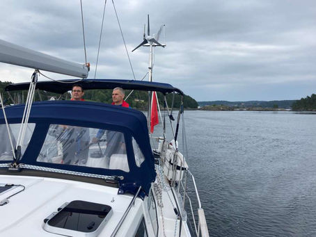 Sie hängen an einer blauen Boje